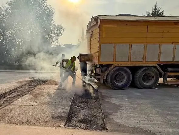 Yalova Belediyesi, kent genelinde güvenli ulaşımı sağlamak ve özellikle okul bölgelerindeki çocukları korumak amacıyla muhtelif noktalarda kasis montajını sürdürüyor. - Fotoğraf 2