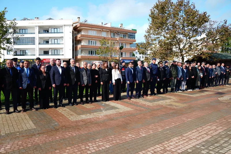 Armutlu'da Cumhuriyet Bayramı'nın 103. yıl dönümü dolayısıyla düzenlenen törende Kaymakam Erinç Demir ve Belediye Başkanı Cengiz Arslan çelenk sunma programına katıldı. - Fotoğraf 5