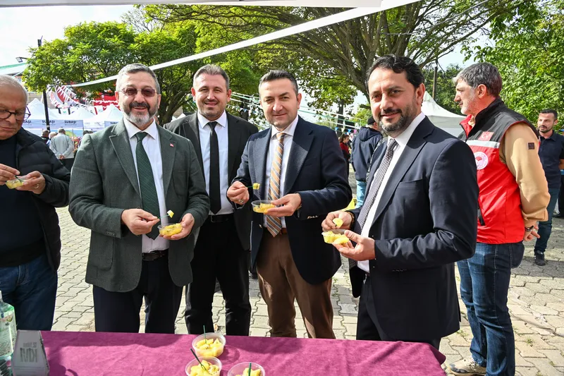 Yalova'nın Subaşı beldesinde bu yıl 12'ncisi düzenlenen Kivi Festivali, il protokolü, üreticiler ve vatandaşların katıldığı açılış programıyla kapılarını açtı. - Fotoğraf 3