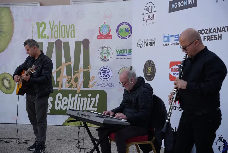 Subaşı'nda düzenlenen 12. Yalova Kivi Festivali'nde yurt dışından gelen kardeş kent temsilcileri ağırlandı; heyetlere hediyeler sunulurken folklor gösterileri ve konserler sergilendi. - Fotoğraf 4