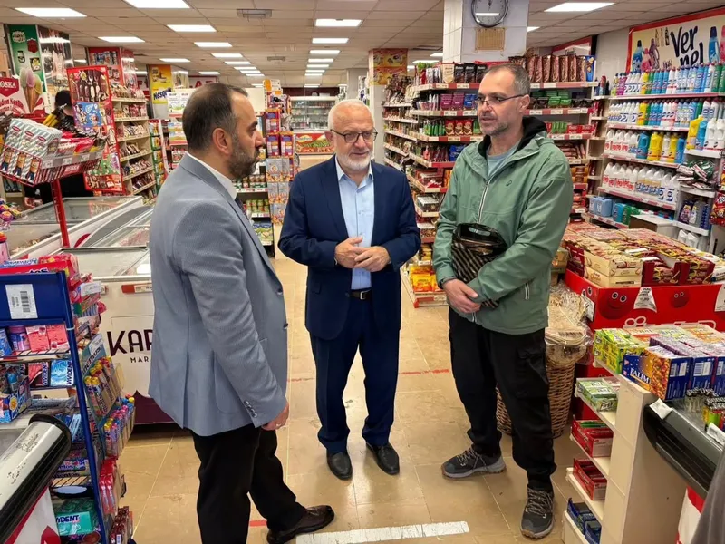 Yalova İl Müftüsü Naci Çakmakçı, din görevlileriyle birlikte Gaziosmanpaşa civarındaki esnafı ziyaret ederek hayırlı kazançlar diledi ve Diyanet yayınlarından hediye etti. - Fotoğraf 4