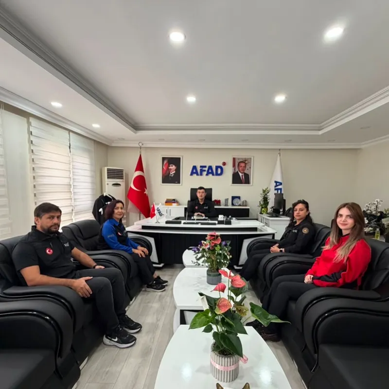 Eğitim, Farkındalık ve Gönüllülük Hizmetleri Şube personeliyle bir araya gelen AFAD İl Müdürü Adem Eşiyok, yürütülen faaliyetleri değerlendirdi. - Fotoğraf 1
