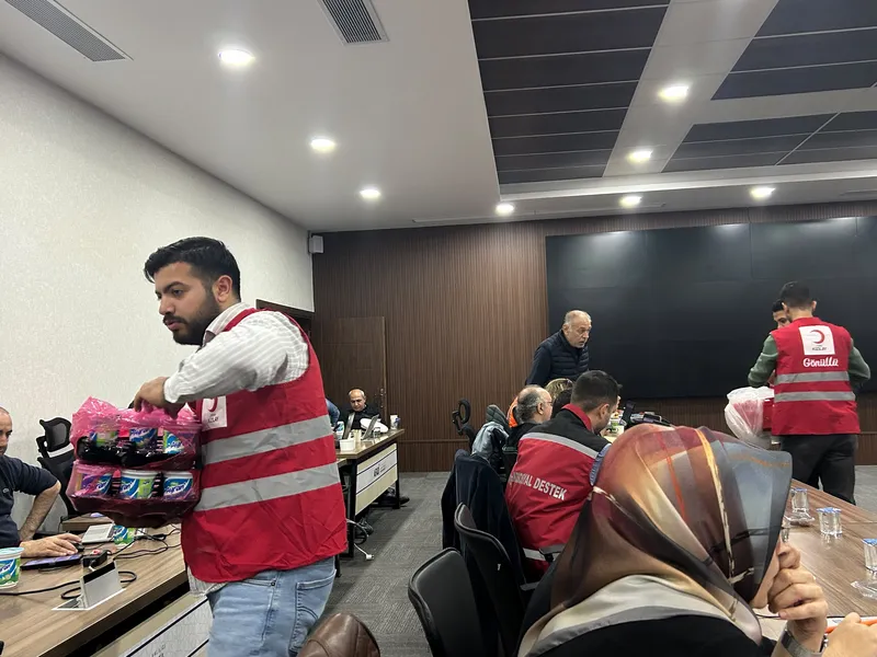 AFAD koordinasyonunda Marmara Adaları merkezli deprem senaryosuyla düzenlenen bölgesel masa başı tatbikatına Türk Kızılay Yalova ekipleri de katıldı. - Fotoğraf 1