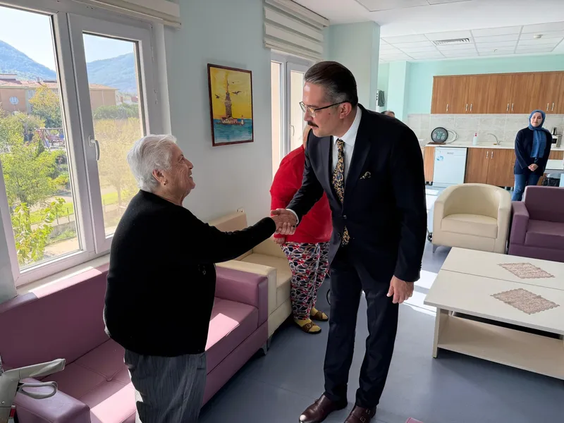 Yalova'da 22 Ekim 2026'da göreve başlayan İl Müdürü Seçkin Bilici, huzurevini ziyaret ederek kurum sakinlerinin talep ve beklentilerini dinledi. - Fotoğraf 3