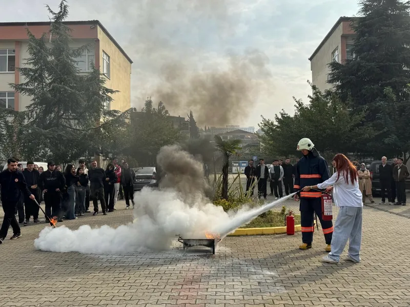 Yalova Belediyesi İtfaiye Müdürlüğü, Yalova Üniversitesi Safran Yerleşkesi'ndeki Meslek Yüksekokulu öğrencilerine afet ve acil durumlara hazırlık kapsamında Yangın ve tahliye eğitimi verdi. - Fotoğraf 1