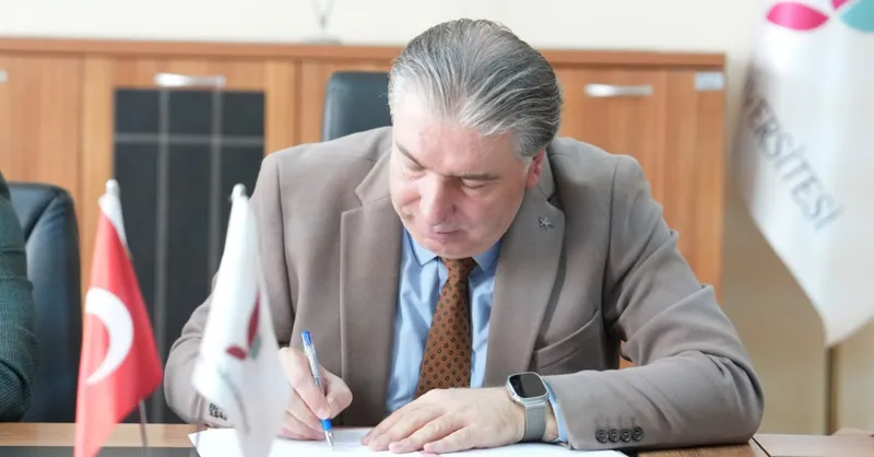 Rektörlük binasında düzenlenen törende, akademi ile üretim sektörünü buluşturan Üniversite-Sanayi İş Birliği Protokolü 7 sanayi kuruluşunun katılımıyla imza altına alındı. - Fotoğraf 11