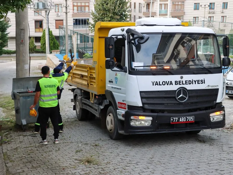 Yalova Belediyesi ekipleri, kentin dört bir yanında yürütülen çalışmalar kapsamında Kazım Karabekir Mahallesi'nde sokakları süpürdü, yabani otları biçti ve konteyner çevrelerindeki büyük hacimli atıkları topladı. - Fotoğraf 9