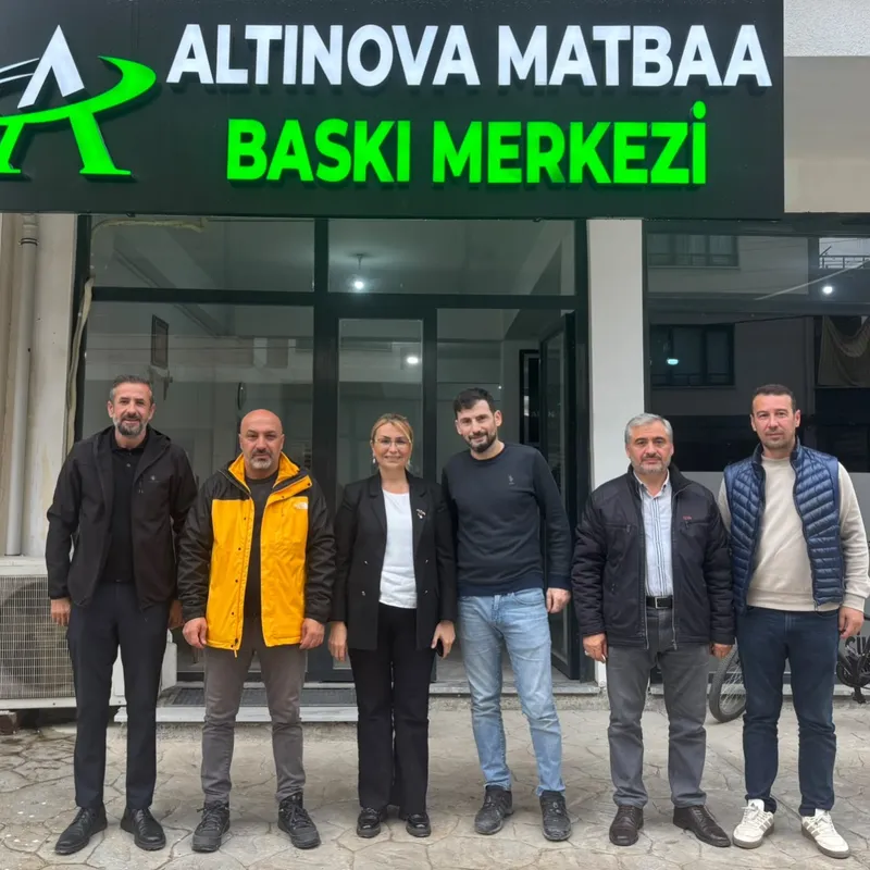 Altınova Belediye Başkanı Yasemin Fazlaca, ilçe heyeti ve meclis üyeleriyle birlikte Altınova Matbaa Baskı Merkezi sahibi Mehmet Emin Sancaktutan'a ziyarette bulundu. - Fotoğraf 1