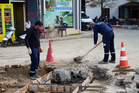 Armutlu genelinde yağışlarda oluşabilecek olumsuzlukların önüne geçmek ve su tahliyesini sağlıklı kılmak amacıyla mazgal ve yağmur giderleri yenileniyor. - Fotoğraf 2