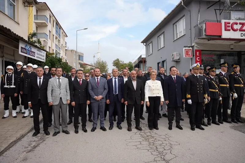 Altınova Kaymakamlığı öncülüğünde düzenlenen Cumhuriyet Bayramı programında Karamürselbey Eğitim Merkezi Komutanlığı askerî bando yürüyüşü düzenledi; törene Subaşı Belediye Başkanı Turan Canbay da katıldı. - Fotoğraf 4