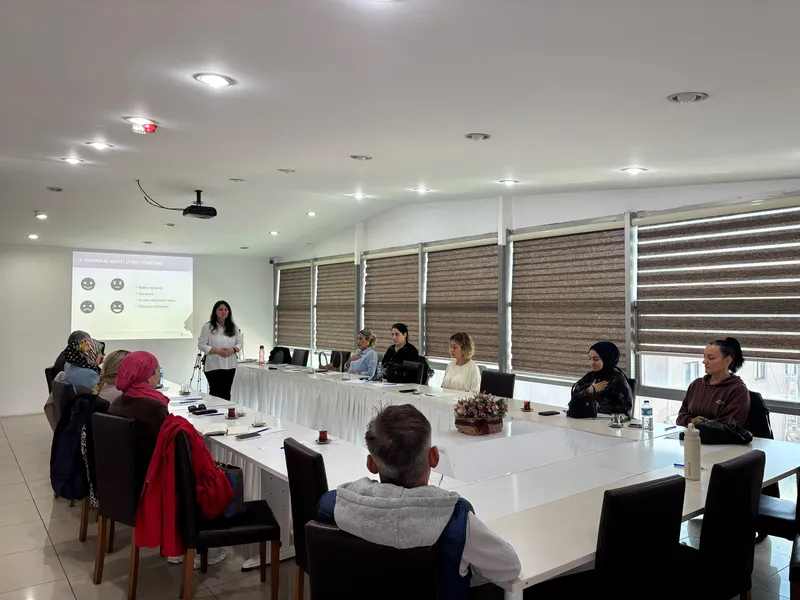 Yalova'da yeni koruyucu aileler ile henüz eğitim almamış ailelere yönelik dört oturumdan oluşan Koruyucu Aile Birinci Kademe Eğitimi tamamlandı. - Fotoğraf 4