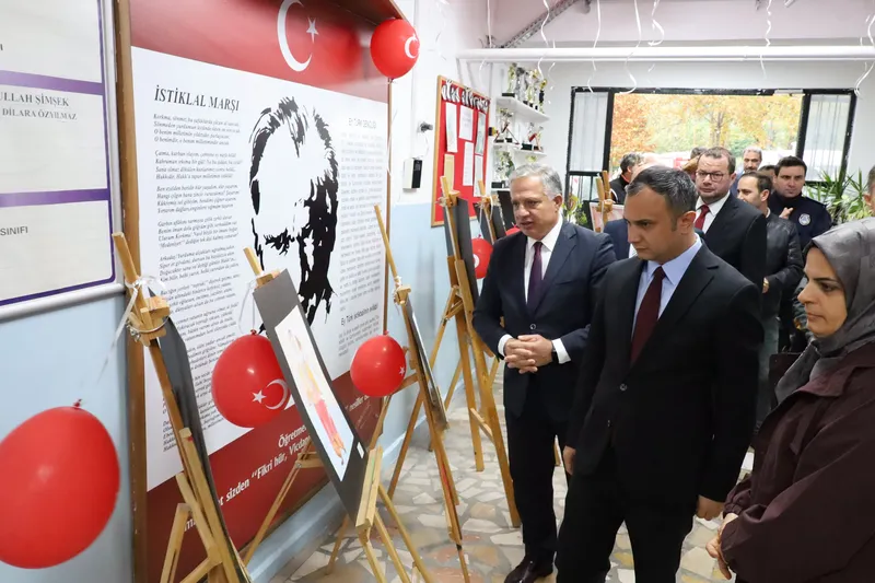Termal'de 29 Ekim Cumhuriyet Bayramı'nın 103. yılı, kaymakamlık makamında yapılan tebrikat kabulü ve ilçe protokolü ile vatandaşların bir araya geldiği salon programıyla kutlandı. - Fotoğraf 4