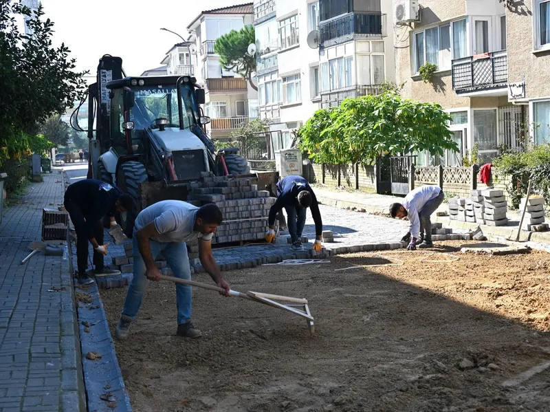 Yalova Belediyesi ekipleri, Mehmet Durman Caddesi'nde asfalt yama, Halide Edip Adıvar Sokak'ta parke taş döşerken kentin farklı noktalarında yağmur suyu hatlarını temizliyor ve park zeminlerini yeniliyor. - Fotoğraf 12