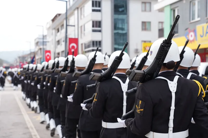 Altınova Kaymakamlığı öncülüğünde düzenlenen Cumhuriyet Bayramı programında Karamürselbey Eğitim Merkezi Komutanlığı askerî bando yürüyüşü düzenledi; törene Subaşı Belediye Başkanı Turan Canbay da katıldı. - Fotoğraf 9