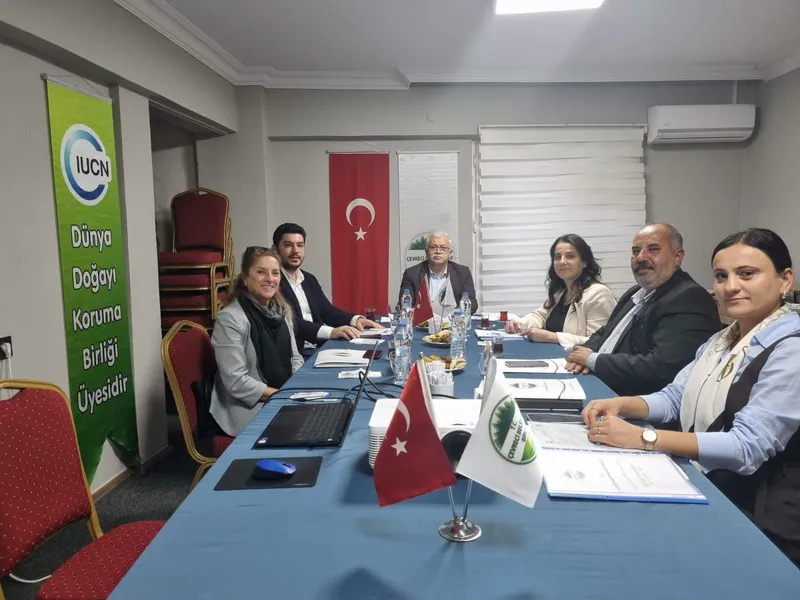Çınarcık Belediyesi, Balıkesir’in Burhaniye ilçesinde bir araya gelen Çevreci Belediyeler Birliği Toplantısına katılarak 2027 yılı bütçe Tasarısı görüşmelerinde yer aldı. - Fotoğraf 3