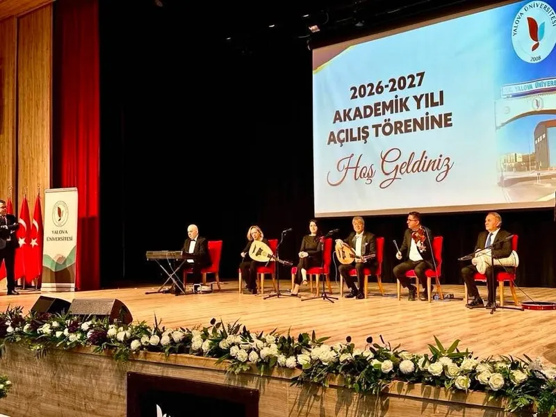 Yalova Üniversitesi'nde düzenlenen 2026-2027 Akademik Yılı Açılış Töreni'ne katılan ilçe belediyesi, yeni dönemin akademisyenlere ve öğrencilere hayırlı olmasını temenni etti. - Fotoğraf 1