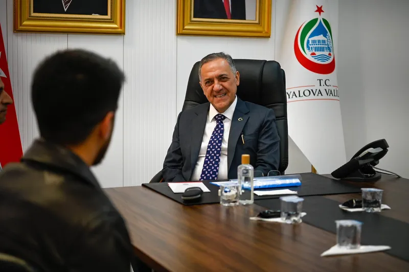 Yalova Valisi Dr. Ahmet Hamdi Usta, düzenlenen Halk Günü buluşmasında vatandaşlarla bir araya gelerek talep, öneri ve sorunları dinledi. - Fotoğraf 3