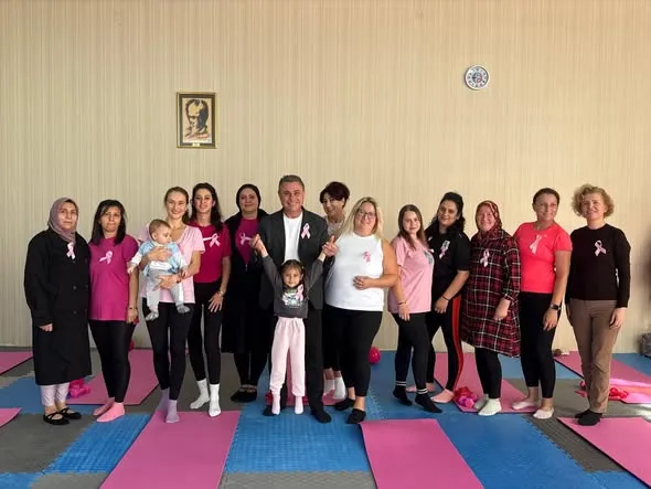 Kaytazdere Kültür Merkezi'ndeki spor salonunda pilates yapan kadınlar, 1-31 Ekim Meme Kanseri Farkındalık ve Bilinçlendirme Ayı kapsamında pembe giyinip pembe kurdele taktı. - Fotoğraf 2