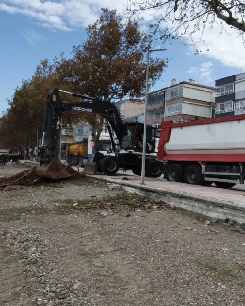 Çınarcık'ta dalgalarla kıyıya vuran yosun ve ağaç kalıntılarını temizlemek için harekete geçen belediye ekipleri, iş makineleri ve personelle Karpuzdere sahilinde sahaya çıktı. - Fotoğraf 3