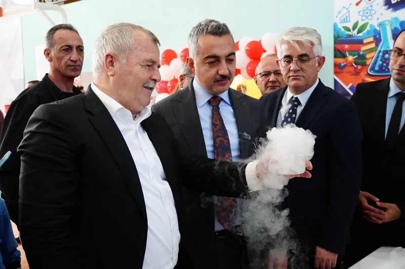 İlçe protokolünün katıldığı törenle kapılarını açan TÜBİTAK 4007 Bilim Şenliği'nde, öğrencilerin ve katılımcıların hazırladığı bilimsel projeler sergilenmeye başladı. - Fotoğraf 5