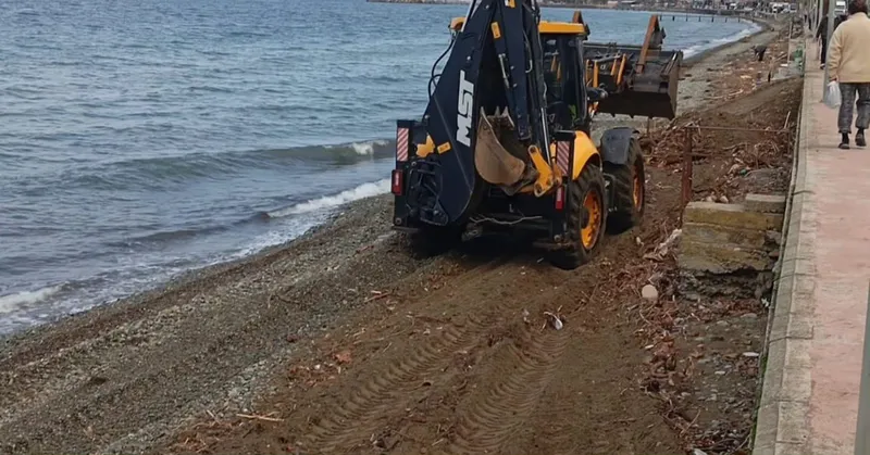 Çınarcık Belediyesi ekipleri, yağışların ardından Vali Akı Caddesi sahil hattına vuran yosun ve ağaç kalıntılarını toplamak için çalışma başlattı. - Fotoğraf 4