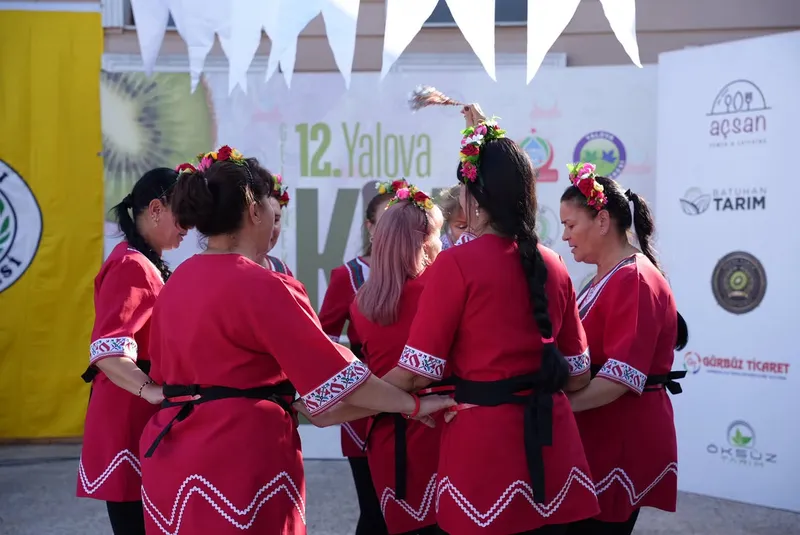 Subaşı'nda düzenlenen 12. Yalova Kivi Festivali'nde yurt dışından gelen kardeş kent temsilcileri ağırlandı; heyetlere hediyeler sunulurken folklor gösterileri ve konserler sergilendi. - Fotoğraf 2