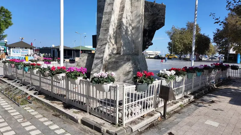 Çınarcık Cumhuriyet Meydanı'ndaki Turgut Özal Parkı'nda belediye ekipleri tarafından mevsimlik çiçek dikimi yapıldı; alana dört farklı renkte siklamen yerleştirildi. - Fotoğraf 2
