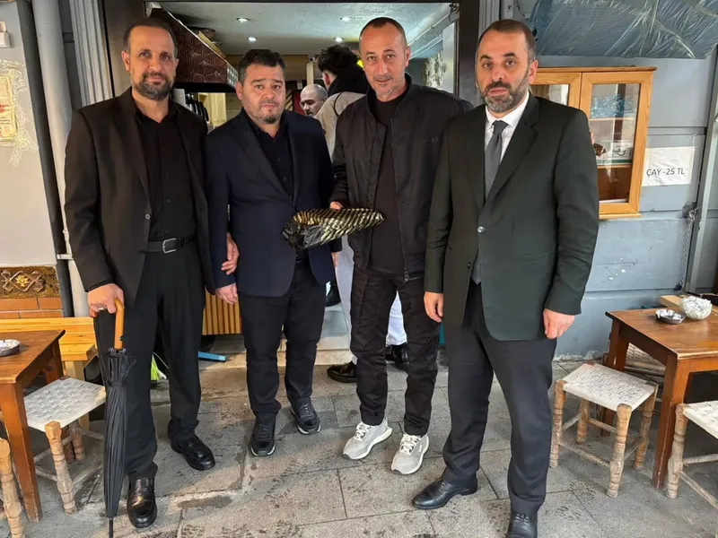 Yalova'da cuma günleri sürdürülen esnaf buluşmaları bu hafta Merkez Camii çevresinde gerçekleşti; din görevlileriyle birlikte dükkanları gezen heyet hayırlı kazançlar dileyerek Diyanet yayınları hediye etti. - Fotoğraf 3