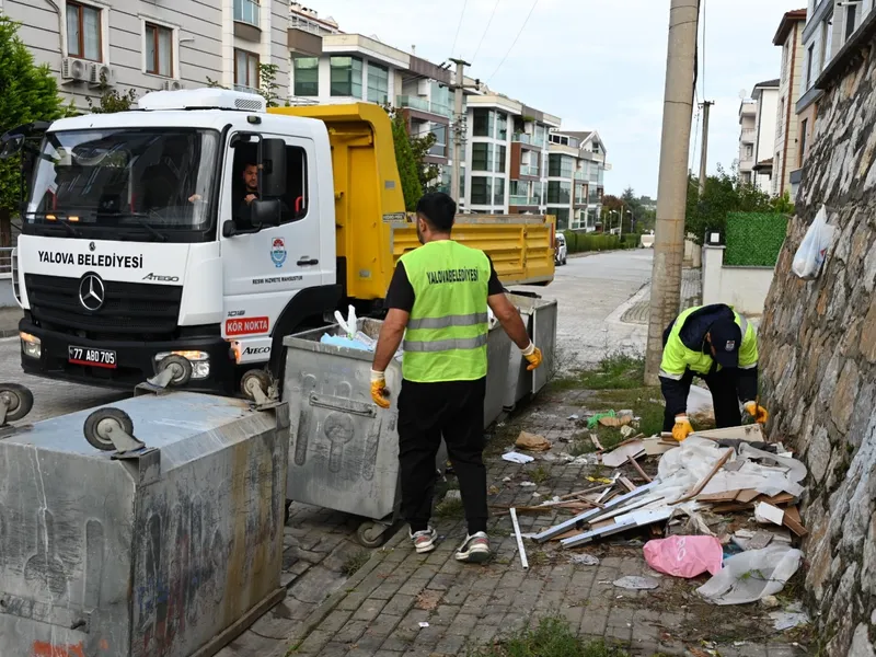 Yalova Belediyesi ekipleri, kentin dört bir yanında yürütülen çalışmalar kapsamında Kazım Karabekir Mahallesi'nde sokakları süpürdü, yabani otları biçti ve konteyner çevrelerindeki büyük hacimli atıkları topladı. - Fotoğraf 2