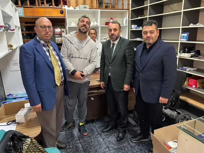 Yalova'da cuma günleri sürdürülen esnaf buluşmaları bu hafta Merkez Camii çevresinde gerçekleşti; din görevlileriyle birlikte dükkanları gezen heyet hayırlı kazançlar dileyerek Diyanet yayınları hediye etti. - Fotoğraf 10