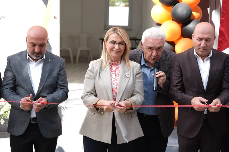 Altınova'da Tunç Yapı hizmete açıldı. Yeni yatırımın heyecanını paylaşan Belediye Başkanı Yasemin Fazlaca, işletmeye bol kazanç temennisinde bulundu. - Fotoğraf 3