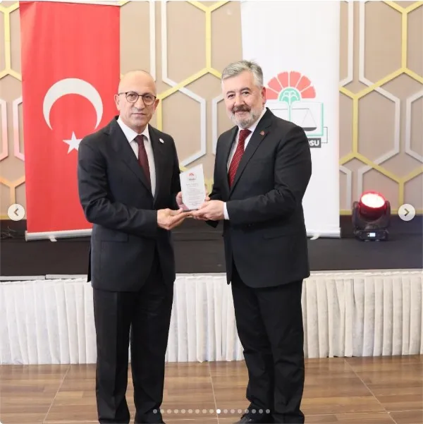 Yalova Barosu, 29 Ekim dolayısıyla düzenlenen cumhuriyet balosunda önceki dönem kurullarında yer almış avukatlara plaket verdi. - Fotoğraf 9