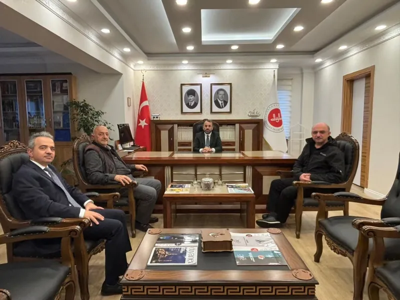 Yalova İl Müftüsü Naci Çakmakçı'yı makamında ziyaret eden din görevlileri, iş insanları, vakıf ve dernek temsilcileri ile vatandaşlar yeni görevi dolayısıyla hayırlı olsun dileklerini sundu. - Fotoğraf 1