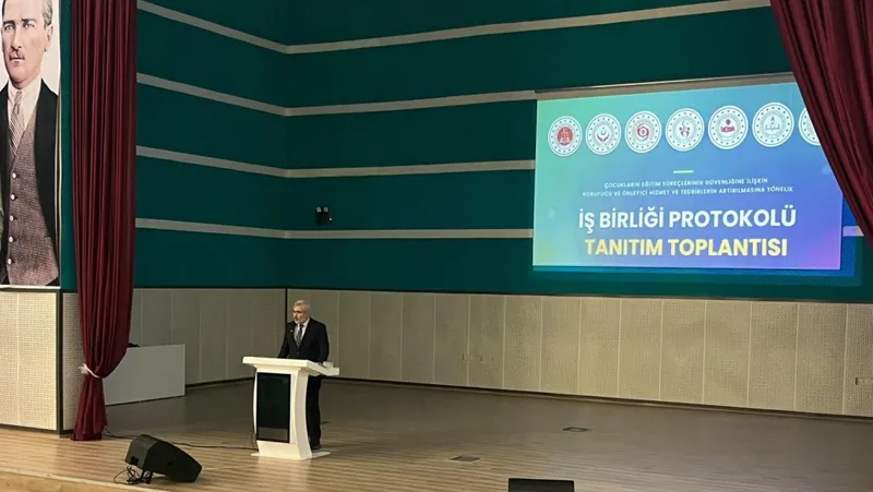 Yalova'da düzenlenen Okul Güvenliği Bilgilendirme Toplantısı'nda çocukların korunması, risklerin erken tespiti ve eğitim ortamlarında alınacak önleyici tedbirler değerlendirildi. - Fotoğraf 1