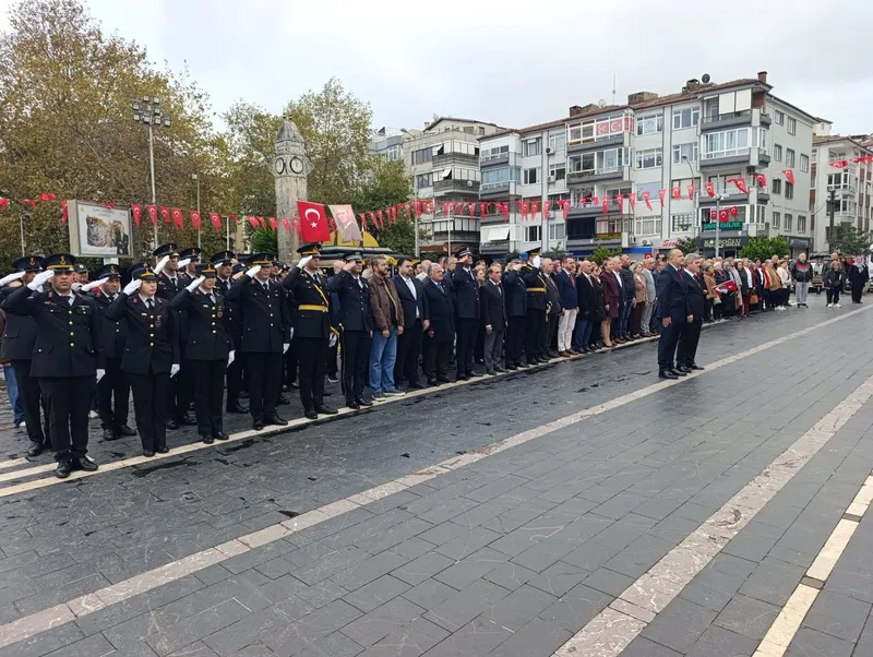 Cumhuriyet Meydanı'ndaki Atatürk Anıtı'na çelenk sunulmasıyla başlayan 29 Ekim kutlamalarında, Çınarcık protokolü ile vatandaşlar anıt önünde bir araya geldi. - Fotoğraf 1