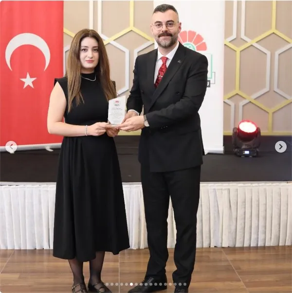 Yalova Barosu, 29 Ekim dolayısıyla düzenlenen cumhuriyet balosunda önceki dönem kurullarında yer almış avukatlara plaket verdi. - Fotoğraf 5