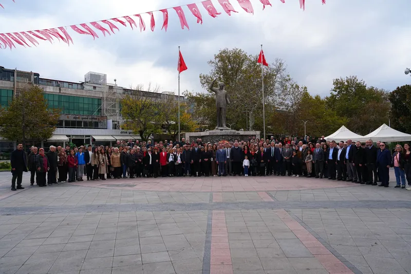 Yalova Belediye Başkanı Mehmet Gürel ile Subaşı Belediye Başkanı Turan Canbay, parti teşkilatının 29 Ekim Cumhuriyet Bayramı dolayısıyla düzenlediği çelenk sunma programında bir araya geldi. - Fotoğraf 1